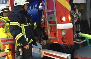 Feuerwehr Plettenberg: FW-PL: OT-Eiringhausen. Mitarbeiter versuchten vergeblich Brand an Maschine zu löschen. Feuerwehr rückte an.