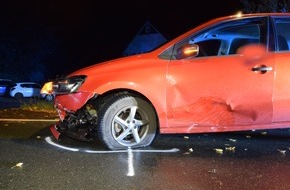 Kreispolizeibehörde Herford: POL-HF: Krad rutscht in den Gegenverkehr - Rollerfahrer und Sozia verletzt