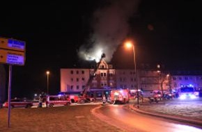 Feuerwehr Essen: FW-E: Dachstuhlbrand in Essen-Altenessen, eine Person verletzt, Haus unbewohnbar