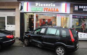 Polizei Duisburg: POL-DU: Beeck: Ford schleudert nach Unfall vor Pizzeria