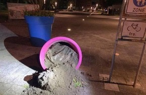 Polizeiinspektion Wilhelmshaven/Friesland: POL-WHV: Gefährlicher Eingriff in den Straßenverkehr: Gullideckel herausgehoben und Blumenkübel umgeworfen auf dem Gotthilf-Hagen-Platz