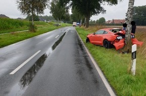 Polizeiinspektion Rotenburg: POL-ROW: Ford Mustang auf regennasser Fahrbahn in den Gegenverkehr gerutscht