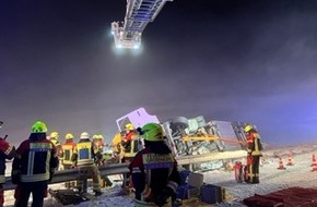 Kreisfeuerwehrverband Segeberg: FW-SE: LKW verunglückt schwer auf der A7 Höhe Bad Bramstedt