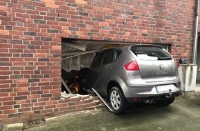 Polizei Mönchengladbach: POL-MG: Auto kracht durch Fensterscheibe