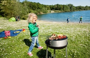 AXA Konzern AG: Grillen ohne Gewissen: Eltern unterschätzen die Verbrennungsgefahr für Kinder / Nationaler Kindersicherheitstag / Erste Studienergebnisse aus dem AXA Kindersicherheitsreport 2015