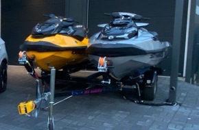 Polizeipräsidium Krefeld: POL-KR: Hüls: Unbekannte klauen Anhänger mit Jetskis - Zeugen gesucht