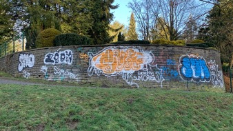 Kreispolizeibehörde Oberbergischer Kreis: POL-GM: 230221-130: Graffiti an Friedhofsmauer