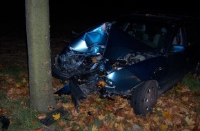 Polizeiinspektion Hameln-Pyrmont/Holzminden: POL-HOL: Kreisstraße 97 zwischen Scharfoldendorf und Holzen: Betrunken und ohne Fahrerlaubnis frontal gegen Baum - 28jähriger PKW-Fahrer schwer verletzt -