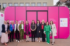 PINK CUBE Test Your Breast: Brustkrebs-Aufklärungsaktion im PINK CUBE in Bern - heute und morgen I FOTOS