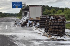 Feuerwehr Helmstedt: FW Helmstedt: Lkw Auflieger brennt auf Autobahn