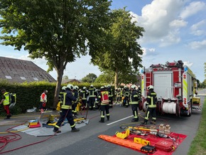 FW-AUR: Fahrerin nach Kollision mit Baum aus PKW geschnitten
