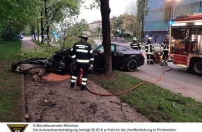 Feuerwehr München: FW-M: Pkw prallt gegen Bäume (Berg am Laim)