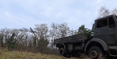 Unterstützungsbereich der Bundeswehr - Presse- und Informationszentrum: Aufklärungs- und Wirkungsverbund: / Bundeswehr testet erfolgreich Einsatz unbemannter Drohnen-Schwärme