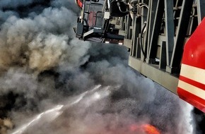Feuerwehr Neuss: FW-NE: Großbrand am Schrottplatz Morgensternsheide | Feuer unter Kontrolle | Warnungen zurückgenommen