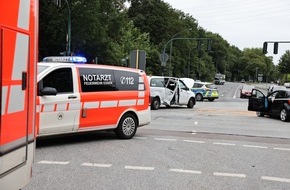 Feuerwehr Essen: FW-E: PKW kollidiert im Kreuzungsbereich mit Schulbus - fünf Verletzte, darunter drei Kinder