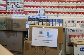 Zollfahndungsamt Frankfurt am Main: ZOLL-F: Geldwäscher verkauft geschmuggelte Zigaretten,  
126.000 Euro im Schließfach -  650 Stangen Schmuggelzigaretten in Garage