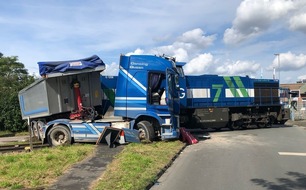 Kreispolizeibehörde Wesel: POL-WES: Orsoy - Ein leicht Verletzter nach Verkehrsunfall zwischen LKW und Lok