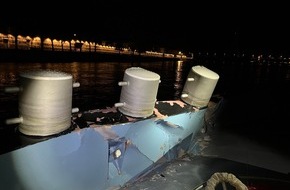 Polizeipräsidium Einsatz, Logistik und Technik: PP-ELT: Schiffsunfall auf dem Rhein bei Neuwied