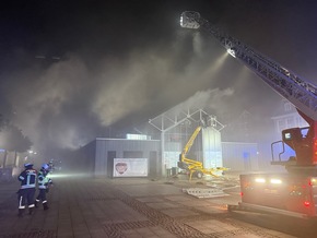 FW-AUR: Gastronomie-Küche wird Raub der Flammen