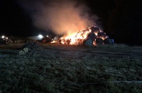 Polizeipräsidium Westpfalz: POL-PPWP: Heuballen brennen ab