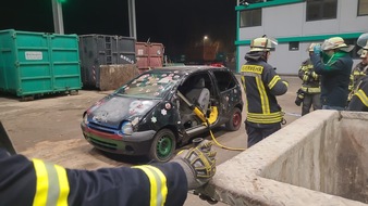 Feuerwehr der Stadt Arnsberg: FW-AR: Umfangreiche TH-Übung des Löschzugs Hüsten auf dem Gelände der Firma Deimann