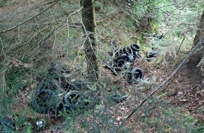 Polizeipräsidium Aalen: POL-AA: Rems-Murr-Kreis: Altreifen im Wald entsorgt, Mann weigert sich Behörde zu verlassen & leistet Widerstand, Verkehrsunfälle u.a.