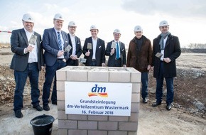 dm-drogerie markt: dm legt den Grundstein für das neue Verteilzentrum in Wustermark / dm im Jahr 2020: 2.020 dm-Märkte und Inbetriebnahme des modernsten Verteilzentrums Europas