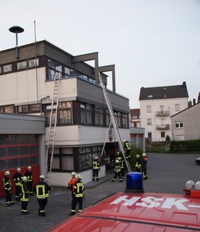 FW-AR: 15 Arnsberger Feuerwehr-Einsatzkräfte beginnen ihre Grundausbildung