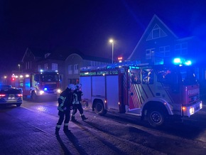 FW-AUR: Hinterhof-Garage brennt in der Nacht