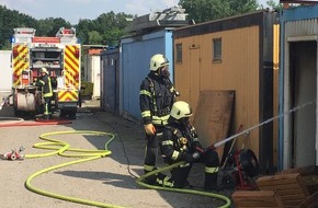 Feuerwehr Dinslaken: FW Dinslaken: Containerbrand auf der Thyssenstrasse