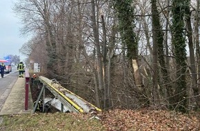 Polizeiinspektion Rotenburg: POL-ROW: 31-J&auml;hriger verunfallt in Zeven-Aspe: Pkw st&uuml;rzt mehrere Meter in die Tiefe