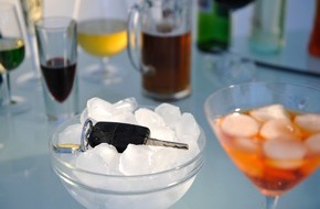 HUK-COBURG: Tipps für den Alltag: Fasching, Alkohol und Autofahren: Keine gute Idee / Alkohol kann Versicherungsschutz kosten -  Beifahrer:  Mitverschulden möglich - auch Radfahrer müssen nüchtern sein (FOTO)