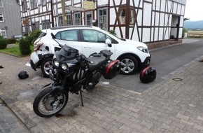 Polizeiinspektion Northeim: POL-NOM: Motorrad prallt gegen stehenden PKW