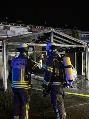 FW-WRN: Ausgedehnter Carportbrand in der Mozartstraße