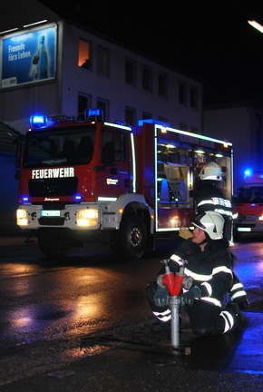 FW-MK: Feuer im Hinterhof - 3 Personen verletzt