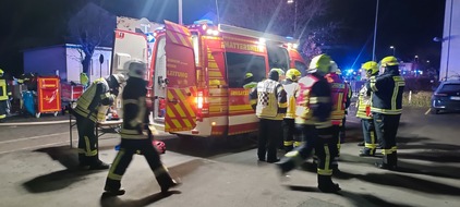 Feuerwehr MTK: Ausgedehnter Brand in Gewerbeobjekt in Hattersheim am Main - Feuer gelöscht, Nachlöscharbeiten dauern an