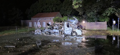 Freiwillige Feuerwehr Gemeinde Schiffdorf: FFW Schiffdorf: Mehrere Fahrzeuge brennen lichterloh auf Friedhofsparkplatz