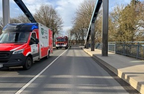 Freiwillige Feuerwehr H&uuml;nxe: FW H&uuml;nxe: Pkw kollidiert mit Br&uuml;ckenpfeiler - Eine verletzte Person