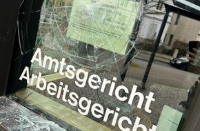 Polizei Bielefeld: POL-BI: Unbekannte beschädigen Fenster des Amtsgerichts