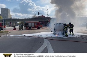Feuerwehr München: FW-M: Benziner brennt im Kreuzungsbereich (Freimann)