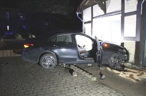 Polizei Minden-Lübbecke: POL-MI: Auto kracht in Hauswand