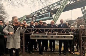 WSW Wuppertaler Stadtwerke GmbH: Schwebebahn geht auf die Reise ins Heilige Land