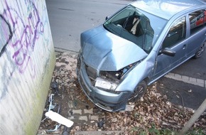 Polizei Hagen: POL-HA: Kontrolle über Auto verloren - Skoda fährt gegen Betonbrücke