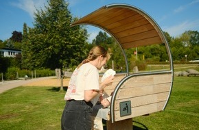 ChildHood Design UG: Wickelboard: Start-up entwickelt Wickeltisch für Spielplätze und Parks / Draußen sicher Windeln wechseln, statt auf Parkbank oder Boden: Unternehmen verlost Outdoor-Wickeltisch