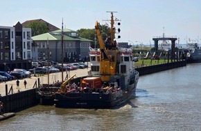 Feuerwehr Bremerhaven: FW Bremerhaven: Schiffsbrand während der Einlaufparade gelöscht