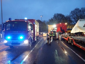 FW-WRN: TH_1 - LKW mit defektem Diesel Tank am Rasthof