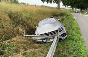 Polizeiinspektion Stade: POL-STD: Mercedesfahrer kommt von der Straße ab und landet im Graben, Einbrecher in Bützfleth erbeuten E-Bike