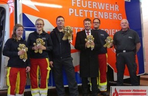 Feuerwehr Plettenberg: FW-PL: Sparkasse Plettenberg spendet plüschige Trostspender für Kinder in Notfallsituationen