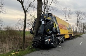 Polizeiinspektion Aurich/Wittmund: POL-AUR: Sattelschlepper kommt von der Fahrbahn ab und kollidiert mit einem Baum