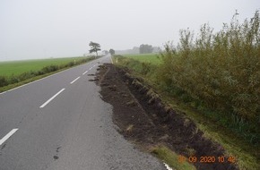 Polizeiinspektion Wilhelmshaven/Friesland: POL-WHV: Verkehrsunfallflucht in Wilhelmshaven - 50 Meter Berme aufgewühlt, Fahrbahn verschmutzt (FOTO) und geflüchtet - Polizei bittet um Hinweise